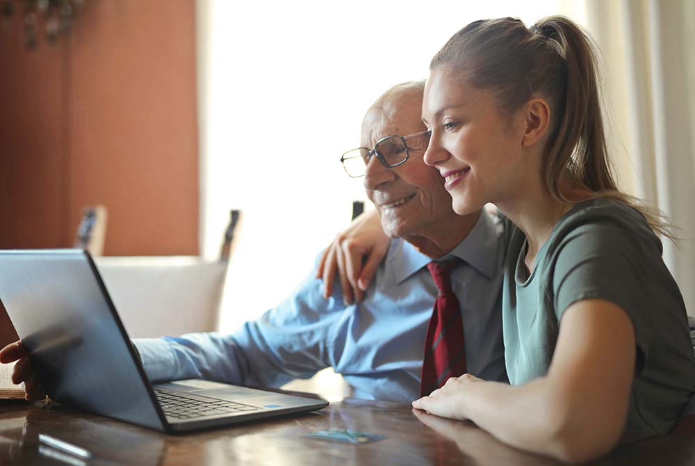 2 Personen vor Laptop - IMMVENDO